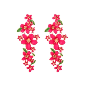 Boucles d'oreilles fleurs en émail rose avec feuilles dorées sur fond blanc épuré