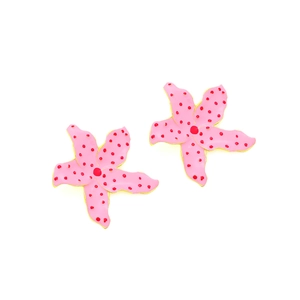 Vue détaillée des boucles d'oreilles étoile de mer rose avec pois rouges et émail doré
