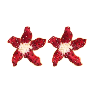 Boucles d'oreilles fleurs en émail à pois roses avec une bordure en métal doré élégante