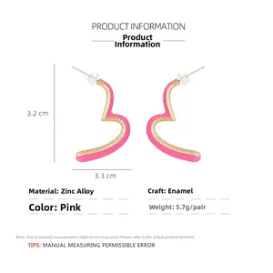 Vue détaillée des boucles d'oreilles cœur en émail rose avec dimensions et poids précis