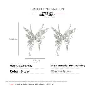 Détail des boucles d'oreilles papillon en métal liquide argenté avec dimensions de 3,6x2,7 cm