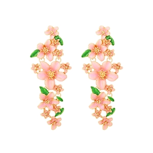 Boucles d'oreilles fleurs en émail rose avec feuilles vertes et fini doré chic