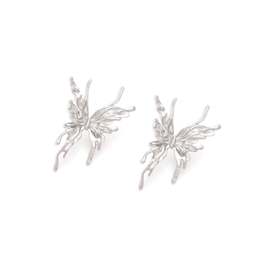 Boucles d'oreilles papillon minimalistes en métal liquide argenté au design asymétrique