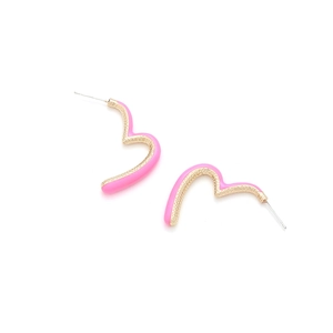 Boucles d'oreilles cœur en émail rose avec finition dorée texturée pour femmes élégantes