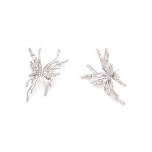 Boucles d'oreilles papillon en argent liquide avec texture métallique fluide sur fond blanc