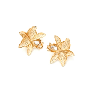 Boucles d'oreilles orchidées dorées avec texture métal brossé et strass en forme de poire