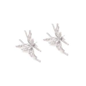 Détail macro de boucles d'oreilles papillon argentées avec texture de métal liquide