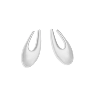 Orecchini a goccia d'argento minimalisti con finitura metallica lucida su sfondo bianco