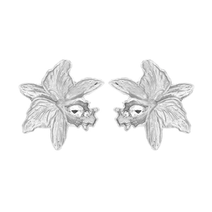 Boucles d'oreilles orchidée argentées avec strass brillants sur fond blanc pur