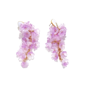 Eleganti orecchini a nappa con mughetto viola, fiori in resina e dettagli dorati