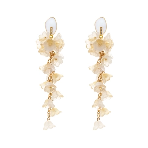 Eleganti orecchini lunghi a forma di mughetto con petali in vetro e catene d'oro