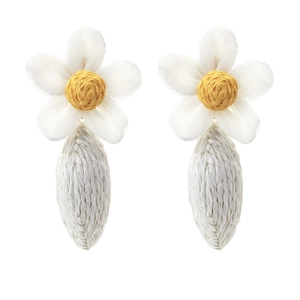 Boucles d'oreilles fleurs en raphia tissé à la main avec pétales blancs pour les vacances