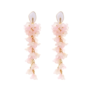 Orecchini lunghi eleganti con fiori di mughetto rosa e catene dorate pendenti
