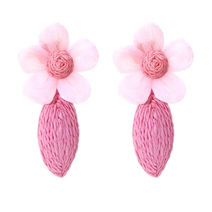 Boucles d'oreilles fleurs en raphia rose tissées main avec détails en mousseline douce