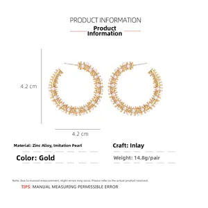 Détail de créoles dorées de 4,2 cm avec perles d'imitation et alliage de zinc élégant