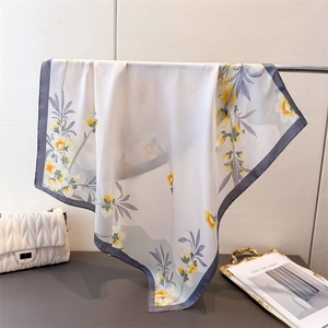 Élégant Foulard Carré en Satin à Imprimé Fleuri pour Femmes Bandana Léger Aspect Soie Foulard de Cou Accessoires de Mode