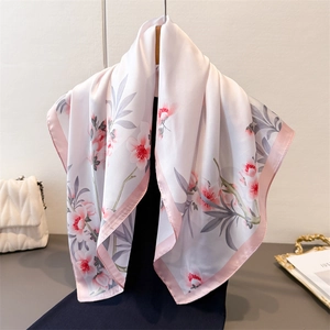 Carré de soie imprimé floral avec fleurs de cerisier et bordure en satin rose