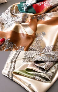 Detail eines Vintage-Seidenschals mit Paisleymuster und glatter Satin-Textur