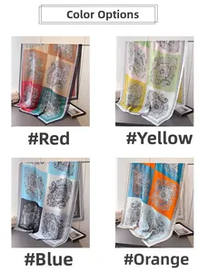 Detailansicht von Paisley-Seidenimitat-Schals in Rot, Gelb, Blau und Orangefarben