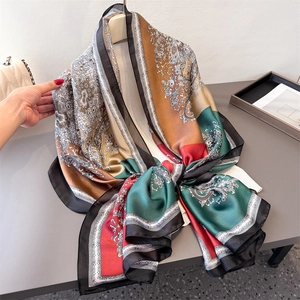 Vintage-Schal aus Seidensatin mit Paisley-Muster und barocken Details in Grün und Rot