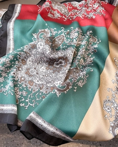 Detailansicht des Paisleymusters auf hochwertigem Seidenschal mit Color-Blocking-Design