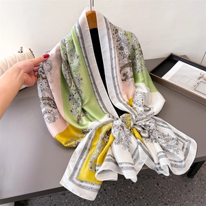 Seidenschal mit Paisley-Muster und farbenfrohem Patchwork-Design mit floralen Ornamenten