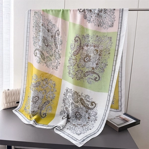 Detailaufnahme der Seidenschal-Textur mit Paisley-Muster und weichem Faltenwurf im Bild