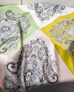 Detailansicht des Paisley-Seidenschals mit grünem, rosa und gelbem Farblock-Design
