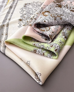 Detail eines Seidenschals mit Paisley-Muster, eleganten Texturen und Faltenwurf