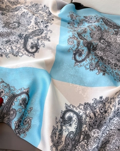 Detailaufnahme des Paisley-Musters aus Seidenimitat in Blau-Weiß-Schwarz Farbtönen