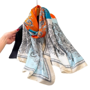 Retro-Seidenschal mit Paisley-Muster in leuchtendem Orange und Blau für Frühjahr und Sommer