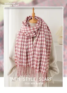 Détail de l'écharpe pied-de-poule rose et blanc aspect cachemire avec franges élégantes