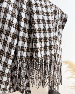 Détail de l'écharpe pied-de-poule classique montrant la texture douce et les franges