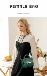 Elegante dunkelgrüne Lederhandtasche mit goldenen Nieten und runden Metallgriffen