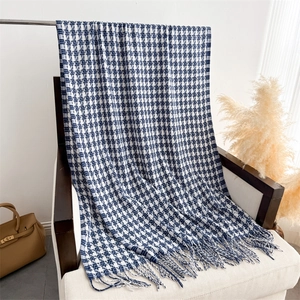 Vue détaillée de l'écharpe pied-de-poule bleue avec de longues franges et texture douce