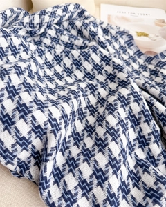 Gros plan sur le motif pied-de-poule classique avec franges et texture tissée
