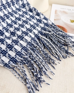 Vue détaillée de l'écharpe à motif pied-de-poule bleu et blanc avec de longs franges