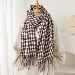 Écharpe classique à motif pied-de-poule marron et blanc avec franges sur manteau d'hiver