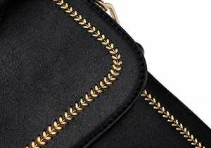 Detailansicht der goldenen Stickerei auf der hochwertigen schwarzen Lederhandtasche