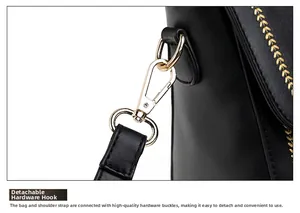 Details des abnehmbaren Goldhakens und Stickerei auf der schwarzen Ledertasche
