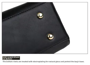 Details der schwarzen Handtaschenbasis mit vergoldeten Nieten für Kratzfestigkeit