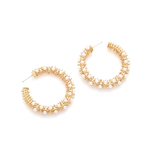 Boucles d'oreilles créoles dorées en C avec perles blanches denses pour femme