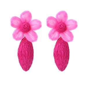 Boucles d'oreilles fleur rose en raphia avec pétales en tulle et texture tissée chic