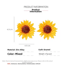 Détail des boucles d'oreilles tournesol avec pétales en émail jaune et taille 4,9cm x 4,9cm