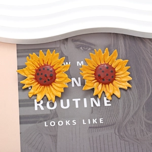 Boucles d'oreilles tournesol en émail avec bordure dorée et pétales jaunes vifs