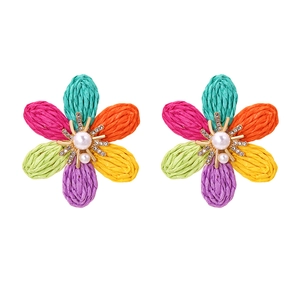 Handgefertigte bunte Bast-Blumenohrringe mit Perlen und Strasssteinen im Boho-Stil