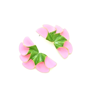 Orecchini floreali in smalto con petali rosa e verdi in un design 3D a strati vivace
