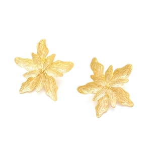 Orecchini a perno minimalisti a fiore dorati con texture dettagliata dei petali