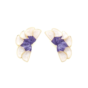 Dettaglio degli orecchini a fiore in smalto con petali bianchi e centro viola