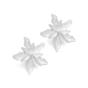 Orecchini a fiore vintage in argento con petali di metallo testurizzati in stile minimalista